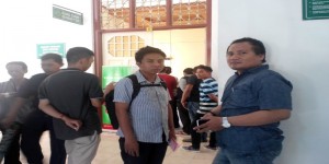 PBH LBH Makassar, selaku Kuasa Hukum Kadir Sijaya menunggu gelaran sidang di Ruang A Pangeran Pettarani